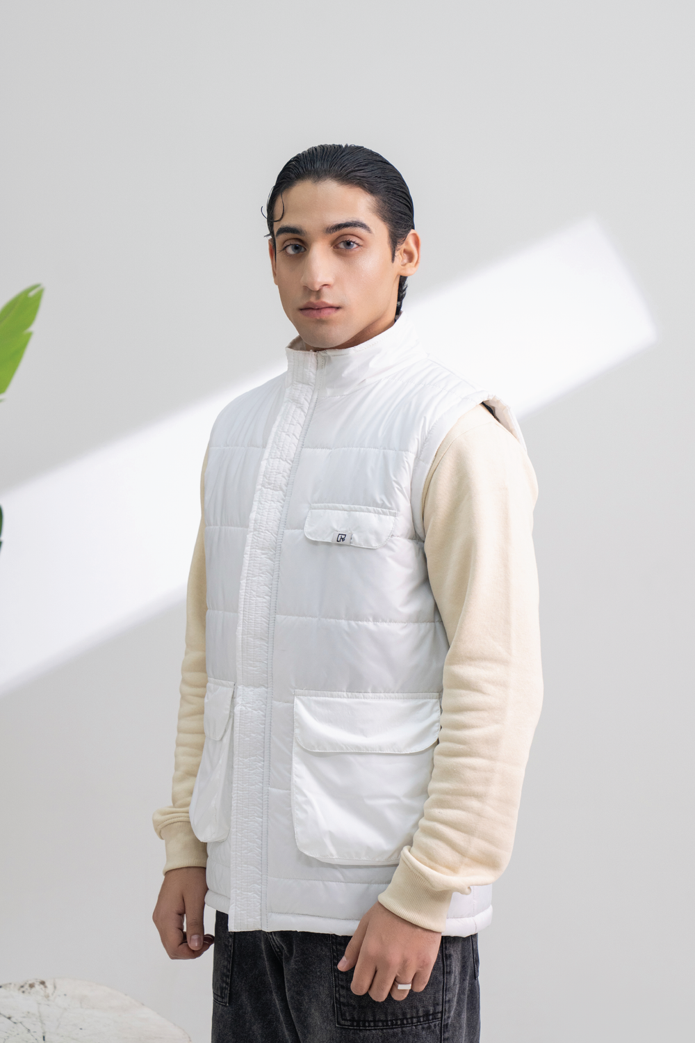 WHITE SLEEVLESS PUFFER JACKET