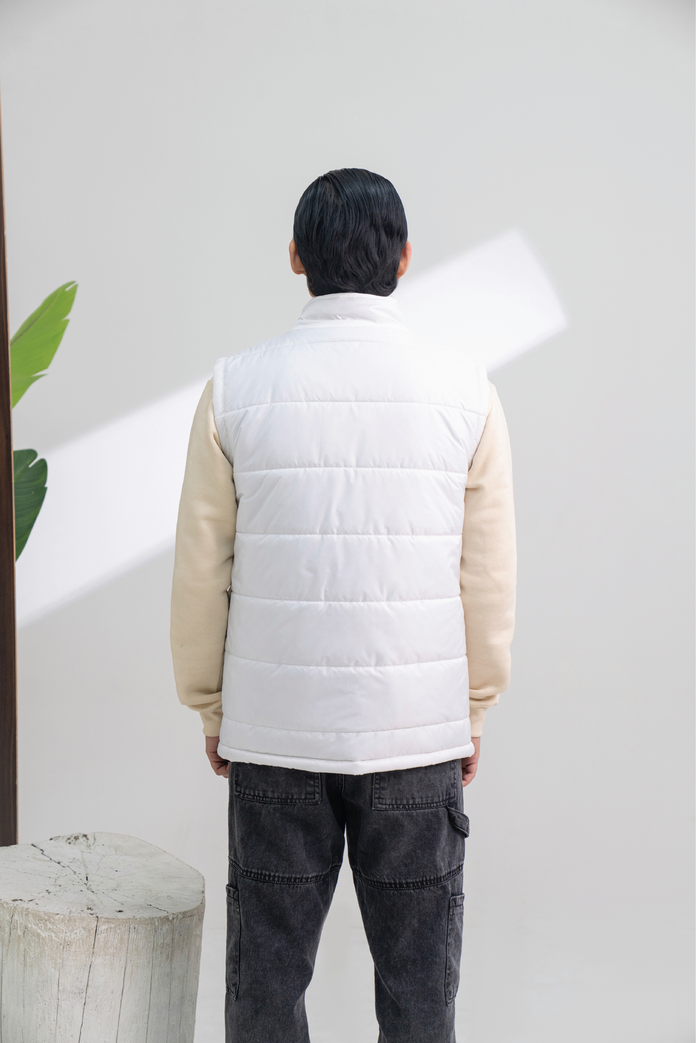 WHITE SLEEVLESS PUFFER JACKET