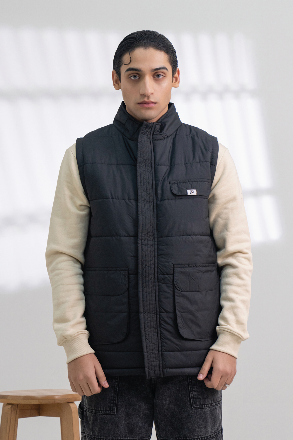 BLACK SLEEVLESS PUFFER JACKET