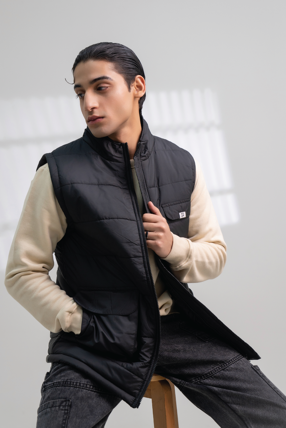 BLACK SLEEVLESS PUFFER JACKET