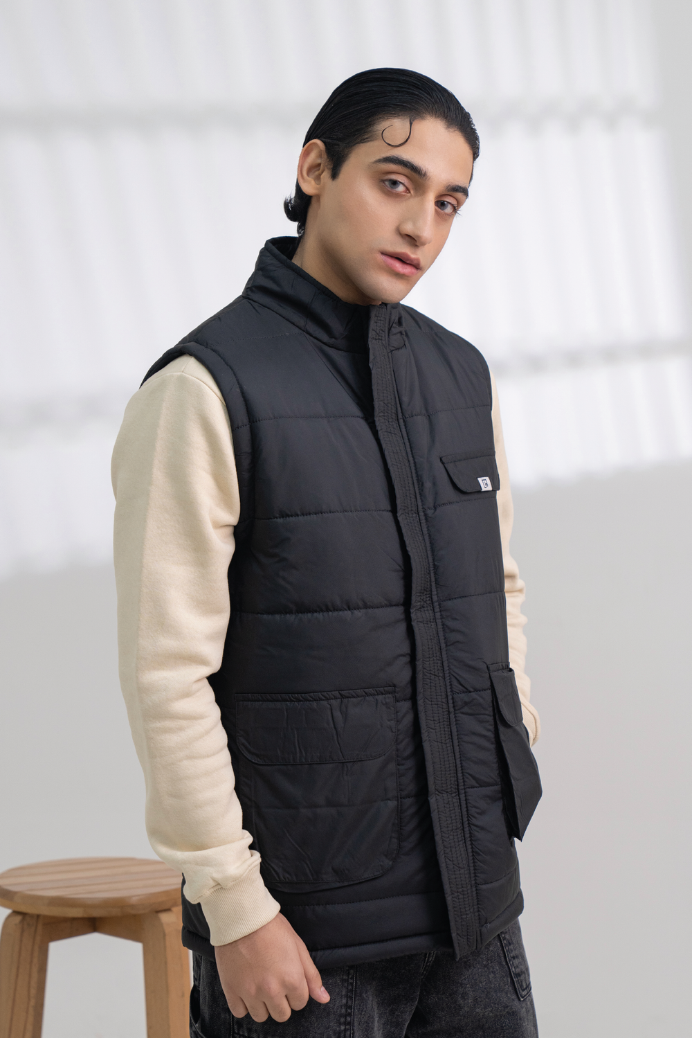 BLACK SLEEVLESS PUFFER JACKET